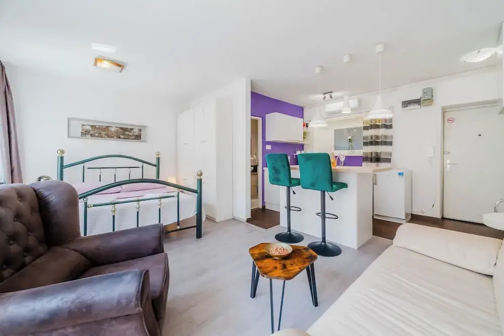 Charming Downtown Studio