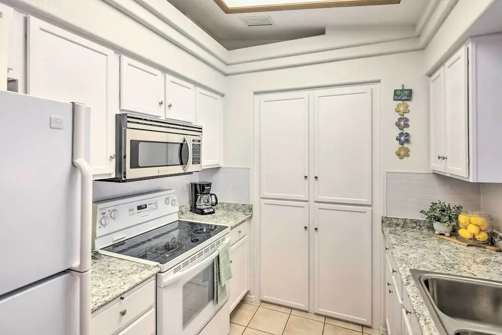 2 Mi to Lake Havasu: Peaceful Home w/ Pool & Views