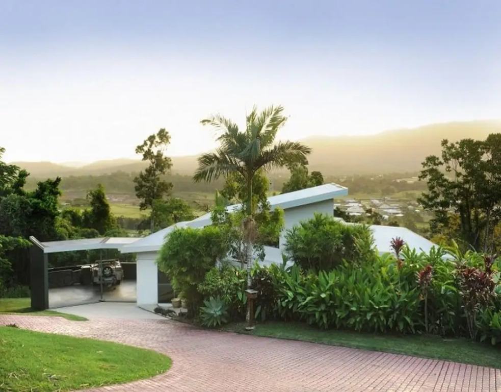 Hilltop Views - Cannonvale