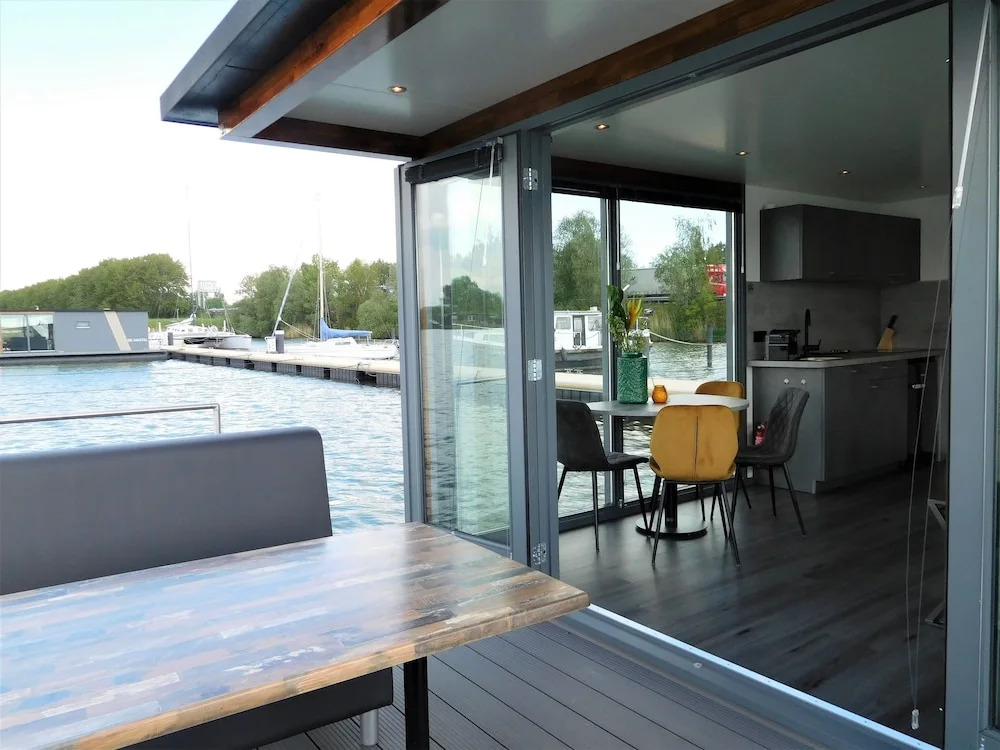 Houseboat Schellingwouderdijk