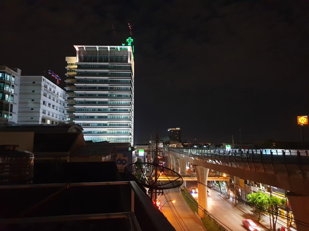 Ze Residence Bang Aor Station