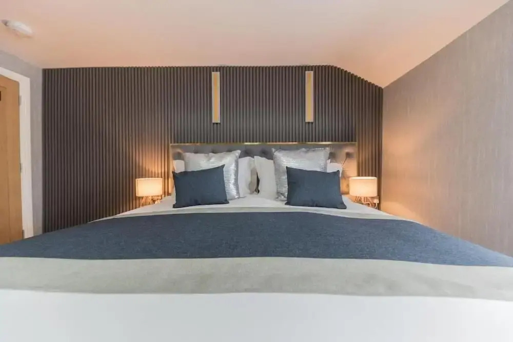 The Old Stamp House Retreat- Three En-suite Bedrooms Central Village Location