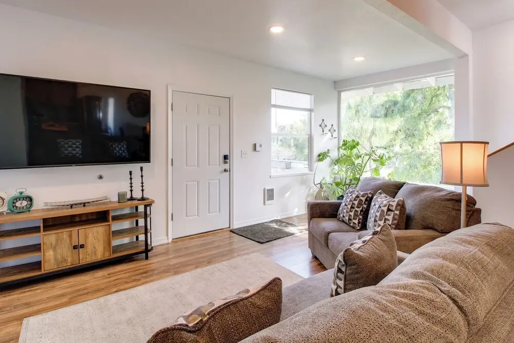 1 Mi to Dtwn Coos Bay: Sleek Apt w/ Deck & Views!