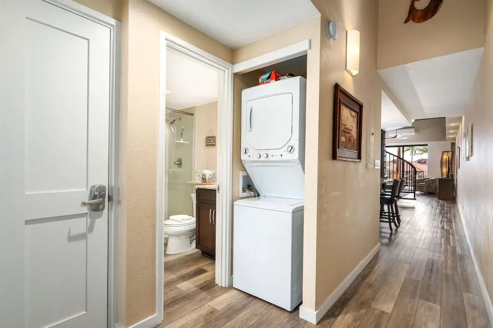 Kamaole Sands 3-406 - Modern Kitchen, Large Lanai, Enclosed Private MB, Split AC