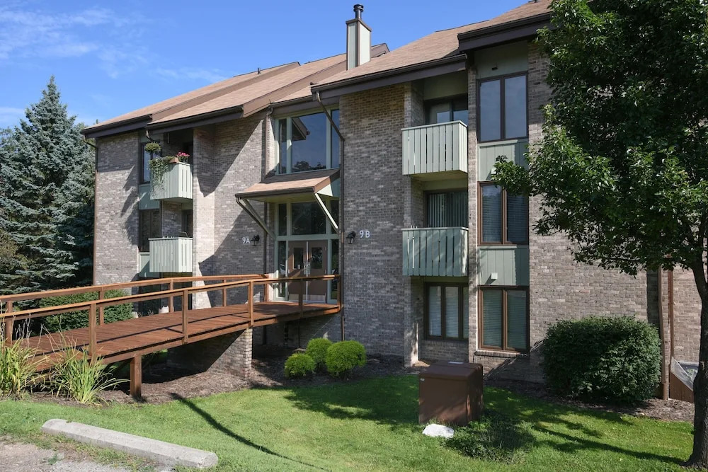Cozy Seven Springs 1 Bedroom Deluxe Condo with Private Deck by RedAwning - Save 10% on 3 Nights, 15% on 5 Nights!