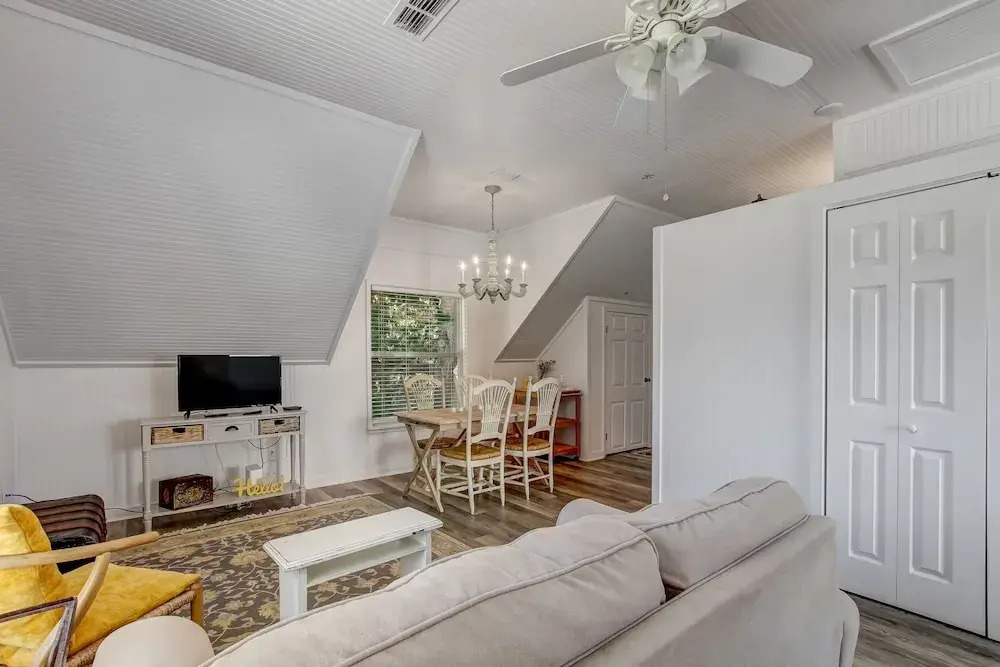 313 New Street 1 Bedroom Apts by RedAwning