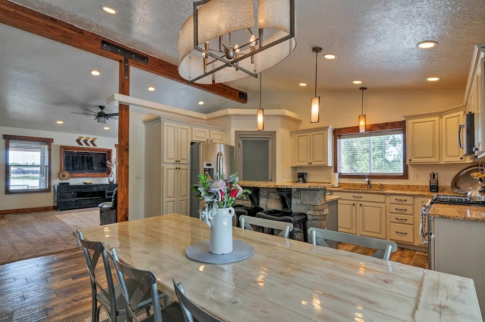 Luxe Home ~ 2 Mi to Bryce Canyon National Park!