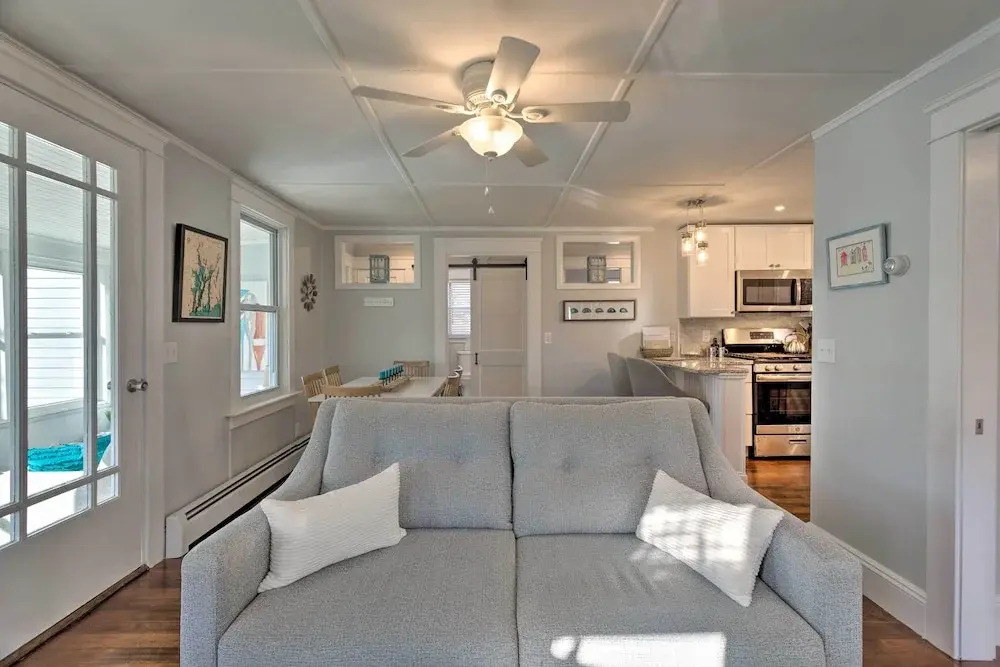 Cozy Coastal Cottage: 5 Mi to Narragansett Beach!