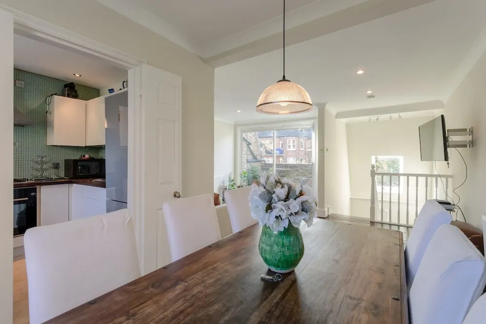 Spacious 3 Bedroom Apartment in Chelsea
