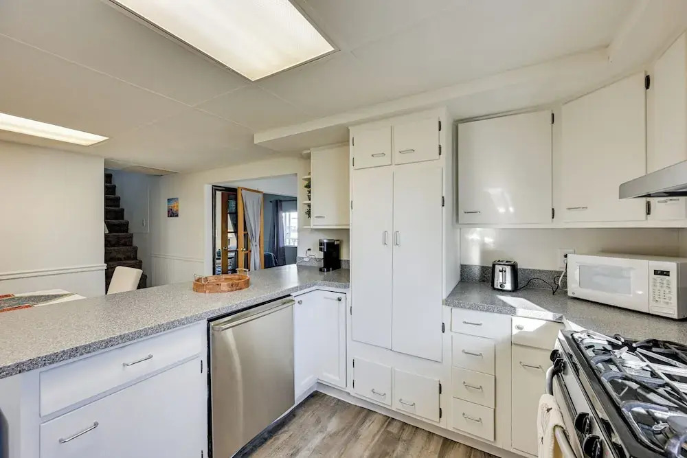 3 Mi to Auburn Station! Commuter-friendly Home