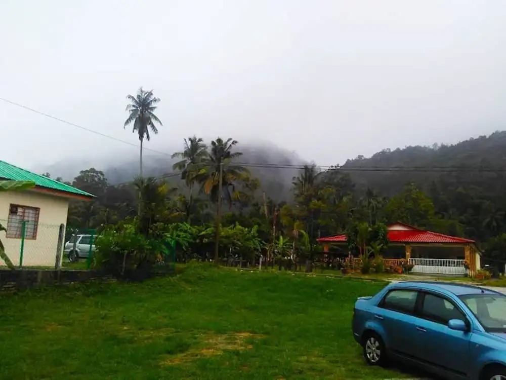 Yellow Cube at Lumut Cube Homestay Kontena