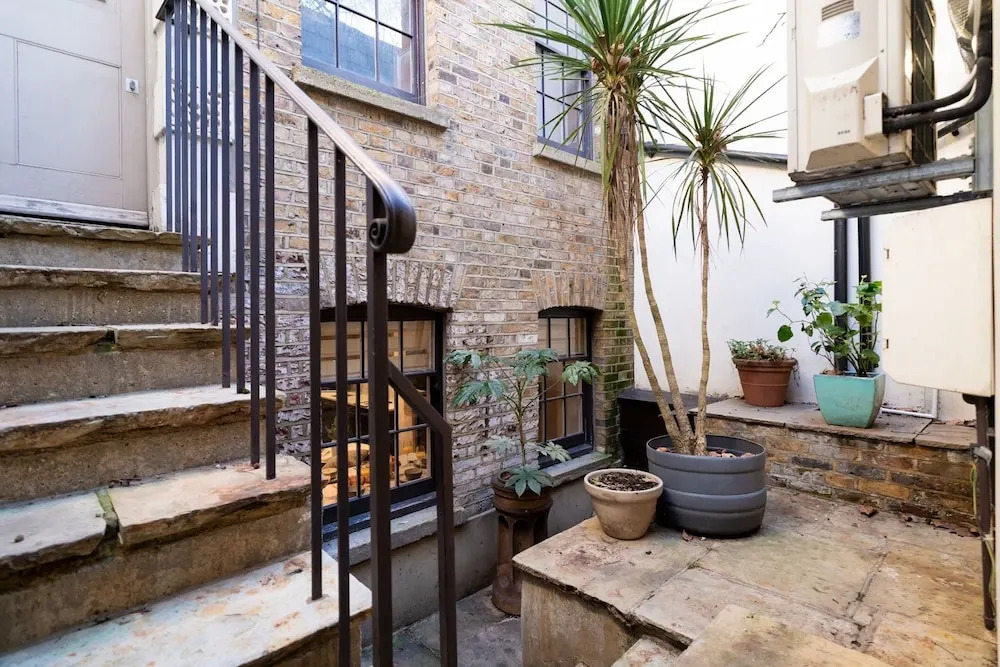 Elegant 2BR 2BA with Patio in Kennington