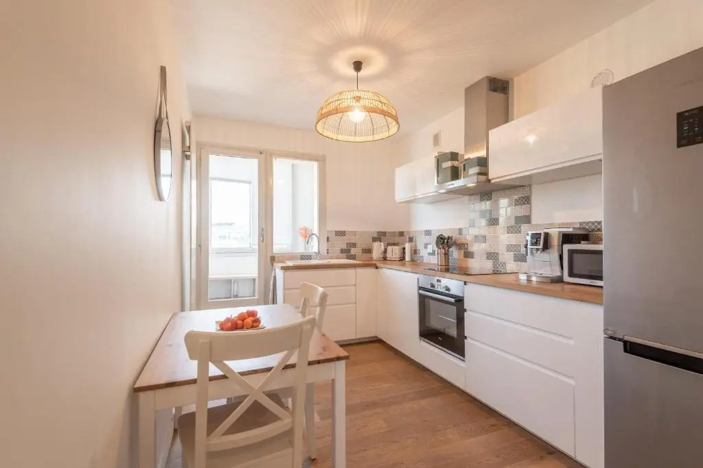 Spacious T3 apartment with a balcony near the old town