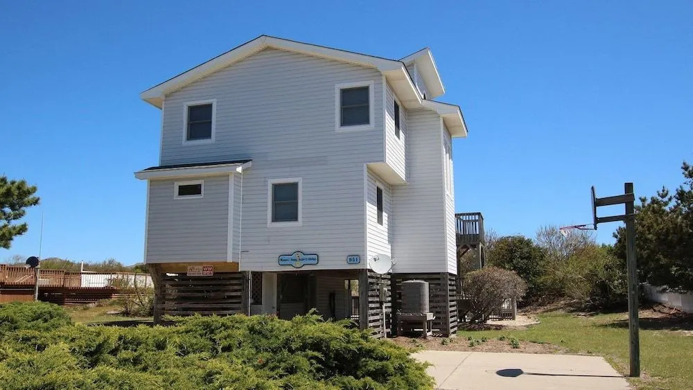 Momma's Happy, Daddy's Broke - 4 Br home by RedAwning