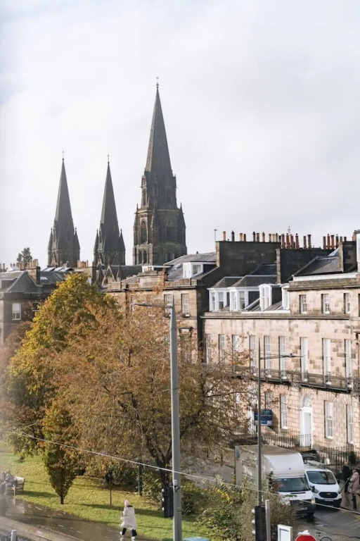 Bright High-ceiling 2BD Flat - Central Edinburgh!