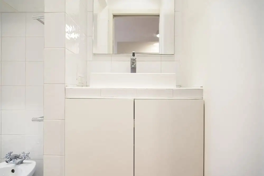 White and Clean Apartment near Metro MM1