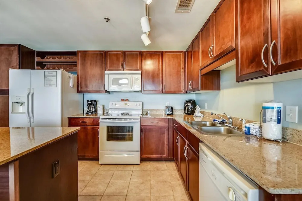 Laketown Wharf 1003, Gulf View, Sleeps 6. Free Fun! Updated! 1 Bedroom Condo by RedAwning