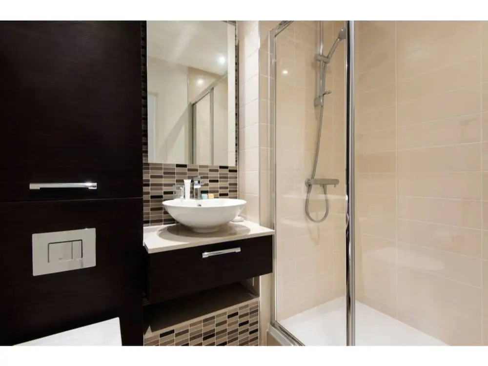 E1 Stunning Two Bathroom Modern Flat