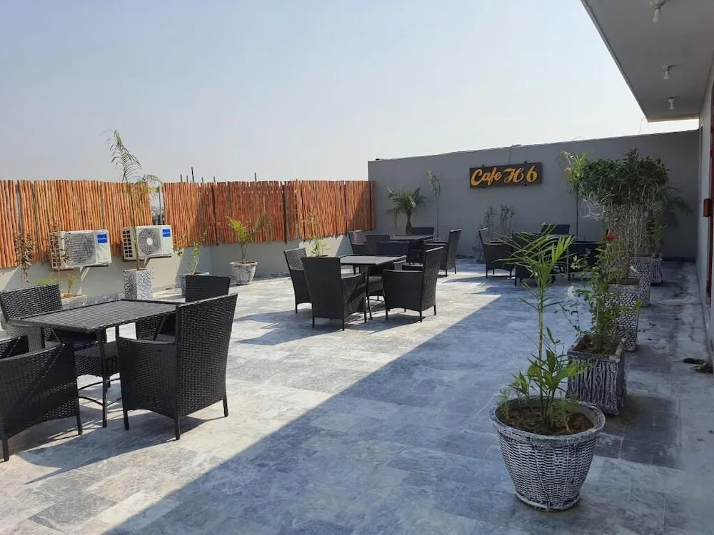 Hotel H6