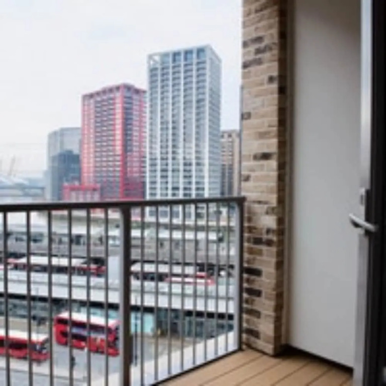 Spacious Flat In London Zone 2 With River Views