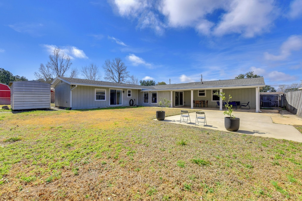 Spacious Fort Walton Beach Home ~ 2 Mi to Beach!
