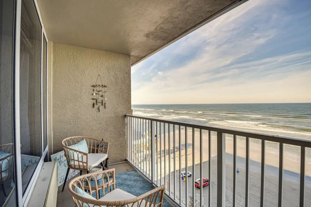 Walk to Shore! Top-floor Daytona Beach Condo