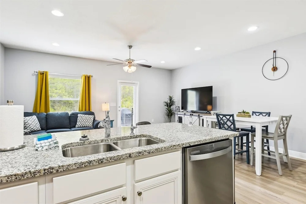 7664 Shadow Lake - Happy Horizons - 3 Bedroom 3 Townhouse by RedAwning
