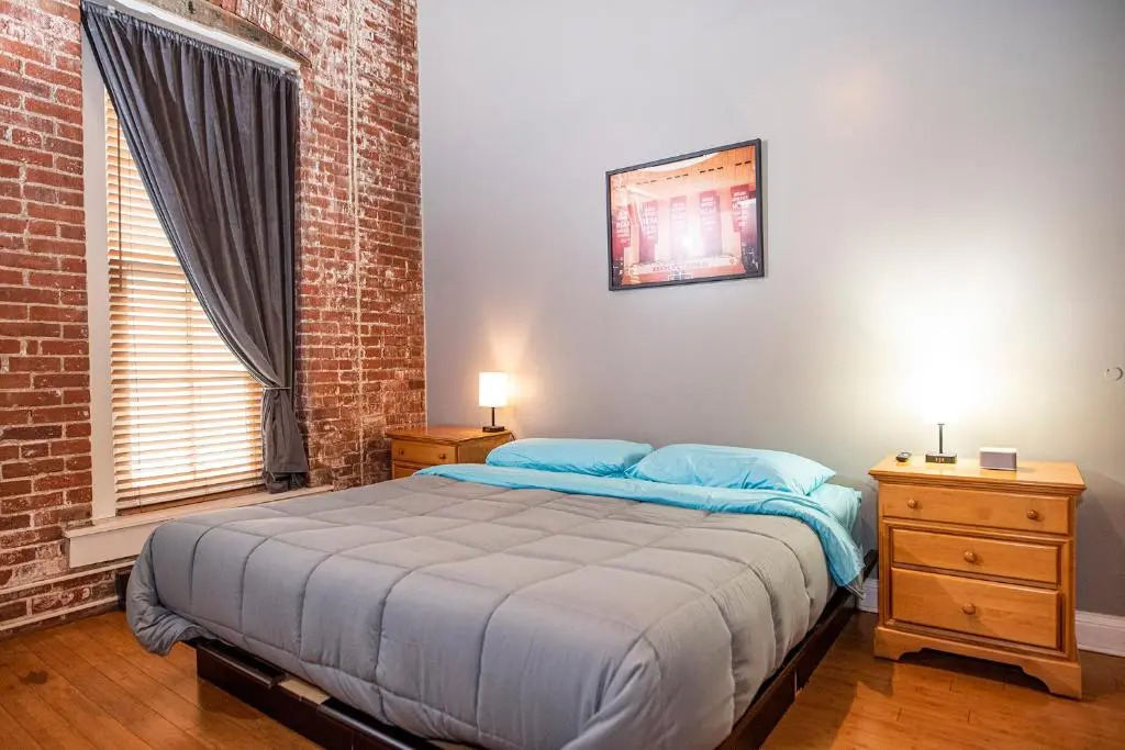 Georgia Street 4 Bedroom Condo Downtown!!