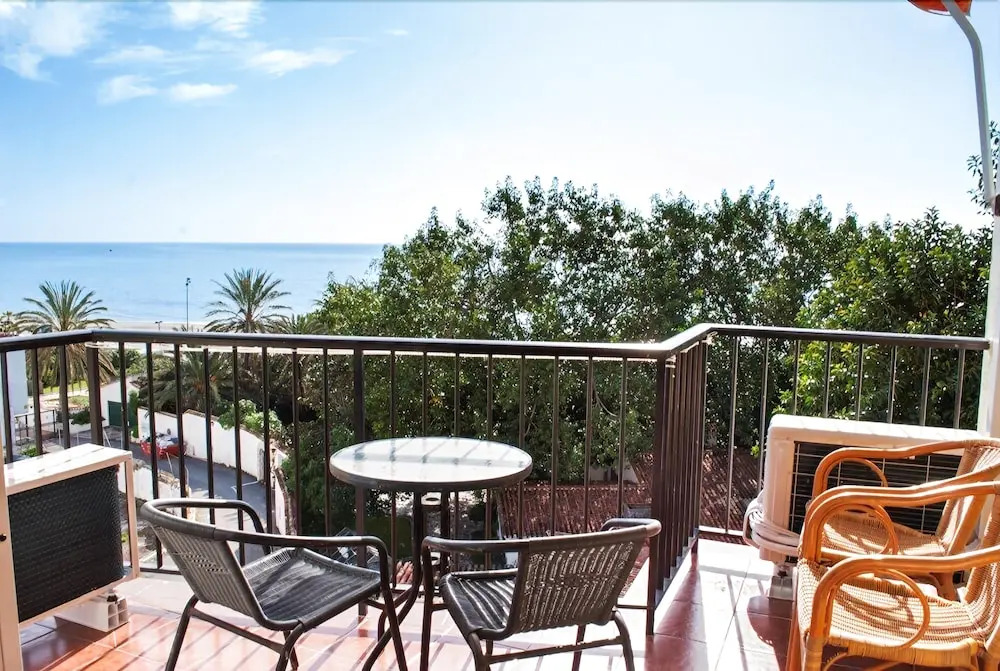 Beachfront Vacation Apartment in Fuengirola Ref 102