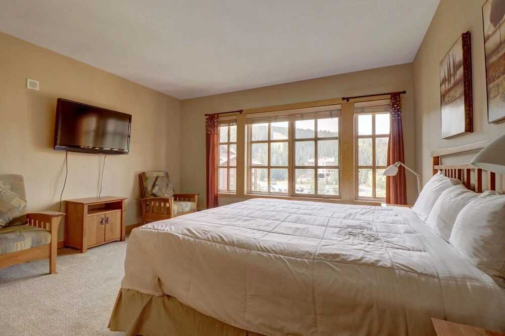 Largest Condo In Passage Point, Vaulted Ceilings, Huge Balcony - PP514 by Redawning