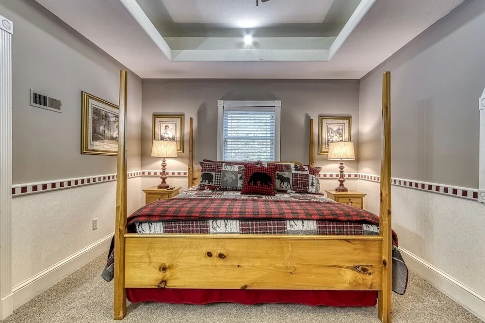 ER239 - Sleepy Bear Great Location - Close To Town! 2 Bedroom Cabin by RedAwning