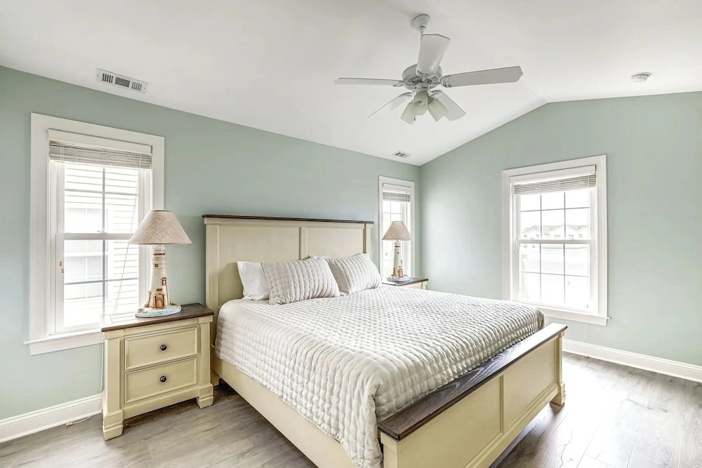 Prime Walkable Location! Large 4BR Wildwood Condo