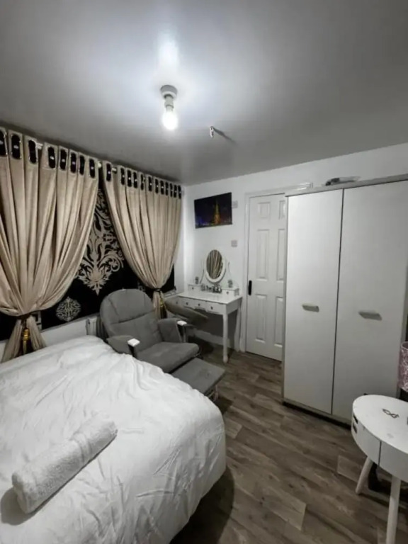 OYO Unique Guestroom - Farnworth, Easy Access to Bolton