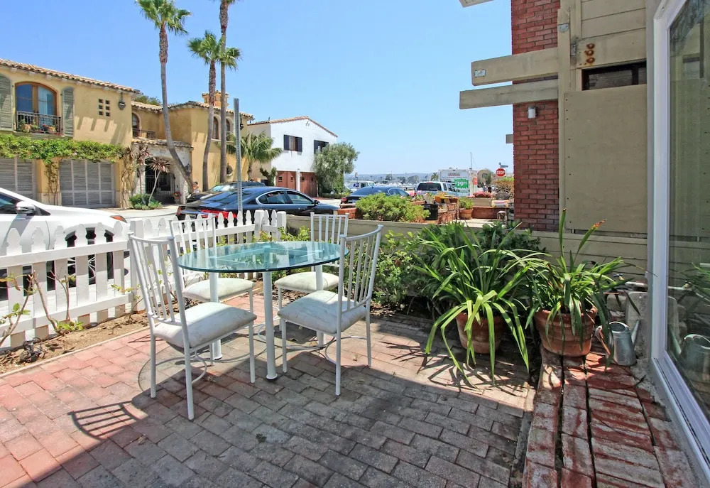 W. Bay Ave (68433) - 2 Br townhouse by RedAwning