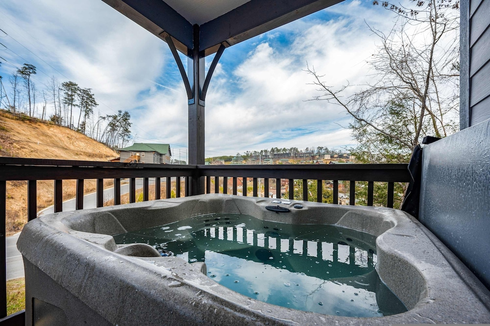 Charming New 5BR 4BA Cabin Near Dollywood