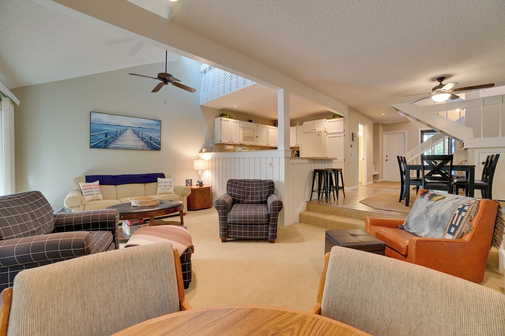 Harbor Springs Condo w/ Fireplace Near Skiing!