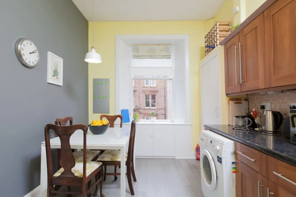 Traditional 1BR Tenement in Leith Walk Area for 2