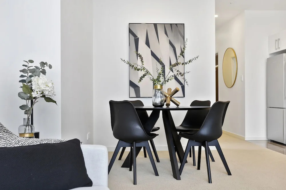 Newly refurbished penthouse apartment w carpark!