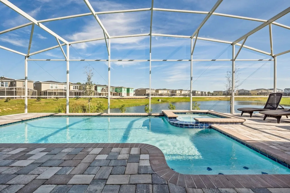 Tr_555r Modern Serenity 8 Bedroom Apts