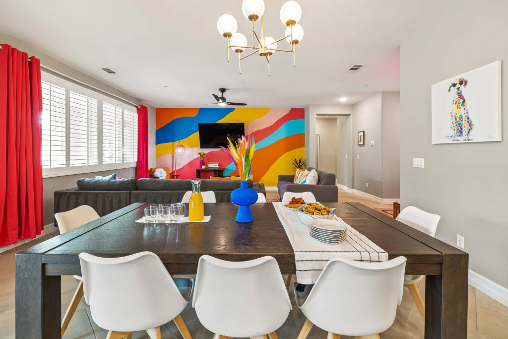 Kaleidoscope by Avantstay Colorful Escape + Pool