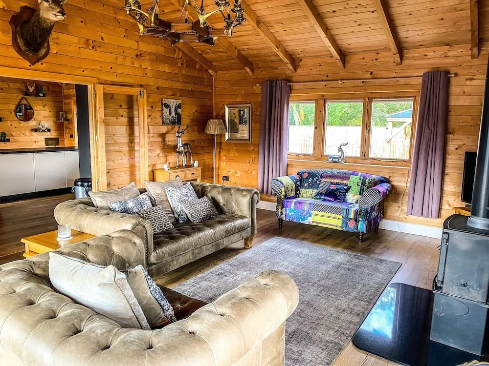Sleeps6- Hot Tub- Pet Friendly- Log Burner