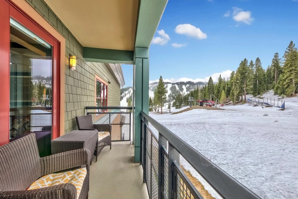 2 Bedoom  With Amazing Balcony Views 2 Bedroom Condo by RedAwning