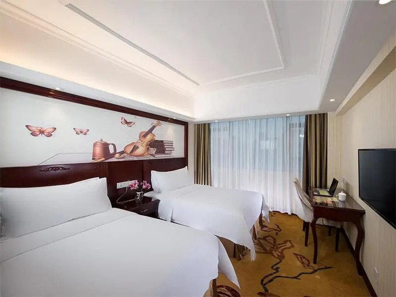 Vienna Hotel(Shenzhen Pinghu Shuangyong Street Metro Station)