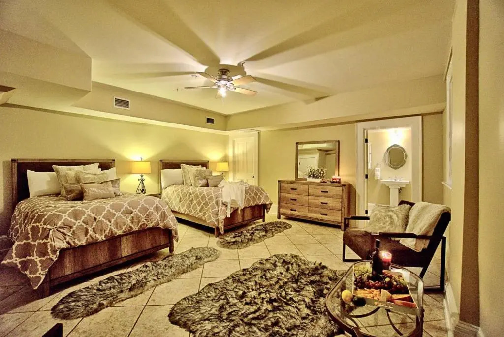Comfy Carriage House Steps from the River