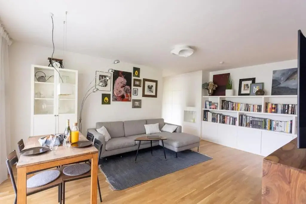 Dream Apartment - central and quiet with AC and free parking garage