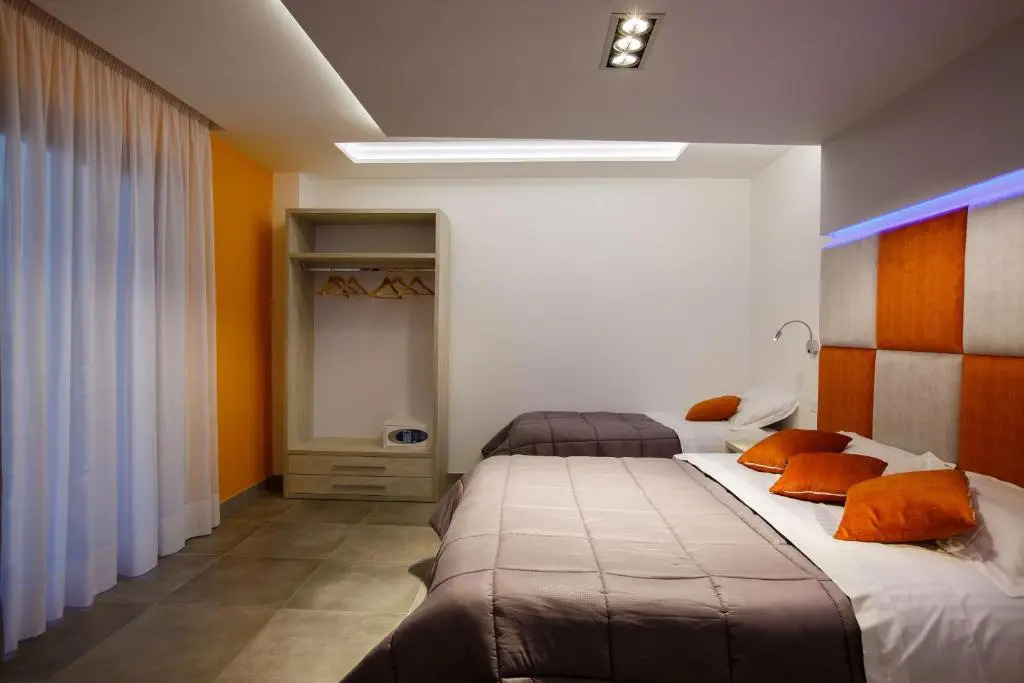 De Vivo Realty - Orange Suites Sorrento