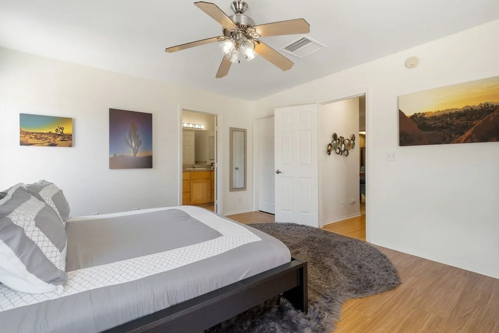 Colorful Cactus - Hot Tub, Bbq And Fire Pit! 4 Bedroom Home by RedAwning