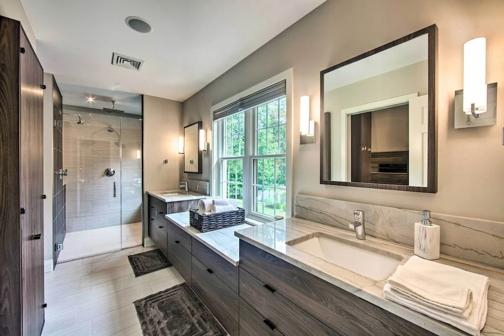 Extravagant Atglen Manor w/ Private 60-acre Land!