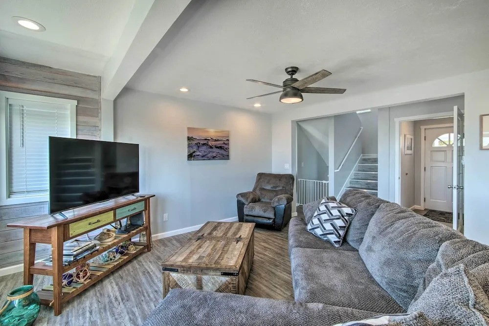 Gold Beach Home w/ Hot Tub, 1/4 Mi to Beach