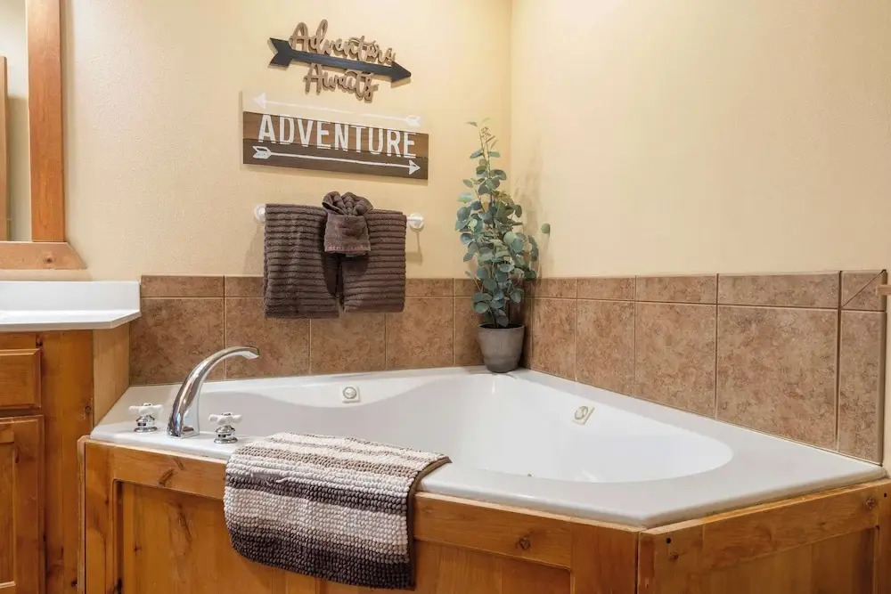 Simons Treetop Cabin 2 BDR in Popular Resort!